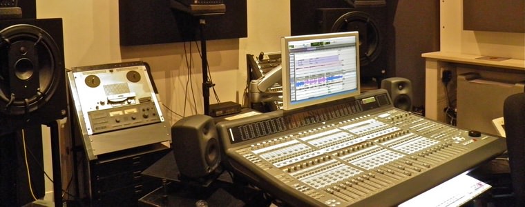 Table De Mixage Numérique Dans Un Studio D'enregistrement, Avec Un  Ordinateur Pour Enregistrer De La Musique.